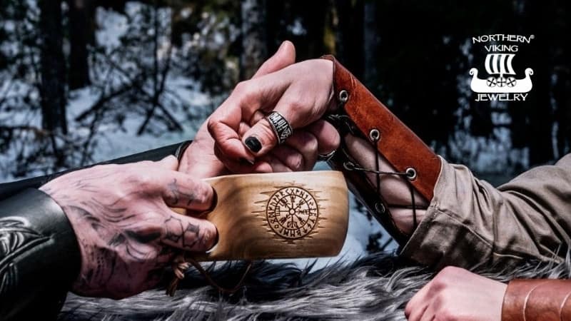 Northern Viking Jewelry® korut Viikinki korut miehille naisille Vegvisir riimukompassi Helm of Awe Ukonvasara kaulakoru Symbolikorut Mytologia korut Pakana kauppa