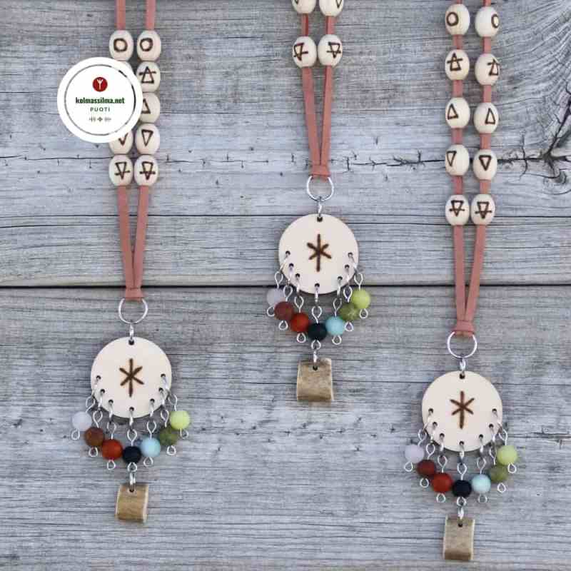 Amuletti koru Oman Polun Amuletti poronnahka kaulanauha By Saaga Saarnisola Käsintehtyjä koruja Voimakivi kaulakoru Riimukirjoitus Elementit symbolit Pakana kauppa Puukorut Poronsarvi riipus