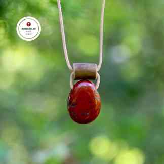 Amuletti Punainen Jaspis Poronsarvi kaulakoru Voimakivikoru Käsintehtyjä koruja Kivikauppa netissä Sarvikorut Voimakivet ja kristallit