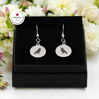 Korvakorut Korppi voimaeläin Kolmas Silmä Jewelry teräskorut Käsintehtyjä koruja Korulahja naiselle miehelle Voimakoru Mytologia korut Shamaani amuletti Noitapuoti Mystiikka kauppa Suomalaiset korut