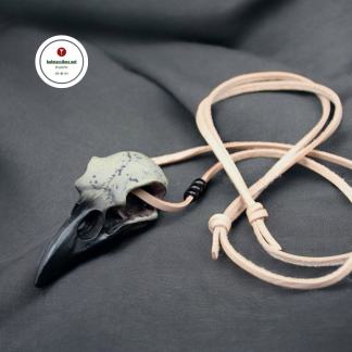 Korpinkallo kaulakoru nahkanauhassa Korppi voimaeläimenä Pakana kauppa Noitapuoti Mystiikka kauppa Korpinkallo amuletti talismaani Käsintehtyjä koruja