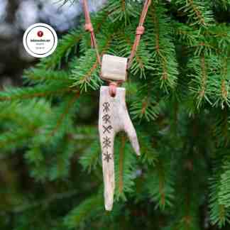 Poronsarvi amuletti #010 Uniikki kaulakoru Kaiverretut riimusymbolit Käsintehtyjä suomalaisia koruja Sarvikorut Saaga Saarnisola