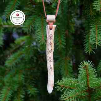 Poronsarvi amuletti #011 Uniikki kaulakoru Kaiverretut riimusymbolit Käsintehtyjä suomalaisia koruja Sarvikorut Saaga Saarnisola