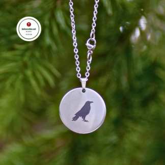 Kaulakoru korppi amuletti Korppi voimaeläimenä Kolmas Silmä Jewelry teräskorut Käsintehtyjä koruja Korulahja naiselle miehelle Voimakoru Mytologia korut Shamaani amuletti koru Noitapuoti Mystiikka kauppa Suomalaiset korut