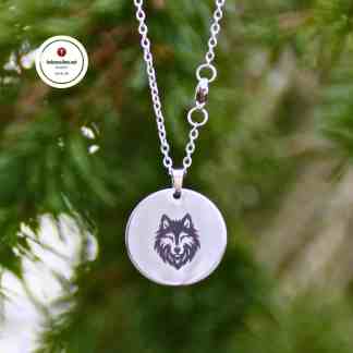 Kaulakoru susi amuletti Susi voimaeläimenä Kolmas Silmä Jewelry teräskorut Käsintehtyjä koruja Korulahja naiselle miehelle Voimakoru Mytologia korut Shamaani amuletti koru Noitapuoti Mystiikka kauppa Suomalaiset korut