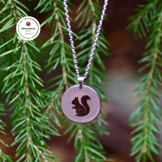 KSJ Voimaeläin Amulettikoru Orava ruostumatonta terästä Käsintehtyjä koruja Orava voimaeläimenä Suomalaiset amuletit