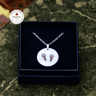 KSJ Voimaeläin Amulettikoru "Oravan jäljet" ruostumatonta terästä Orava voimaeläimenä Suomalaiset amuletit