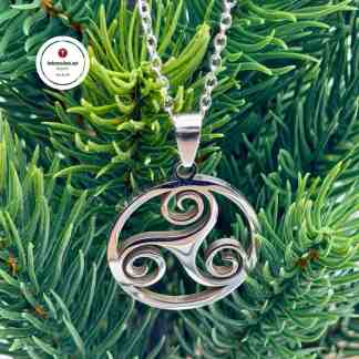 Amuletti Triskele kaulakoru Symbolikorut Noitakauppa Pakana kauppa Kelttiläiset symbolit Amuletti koru