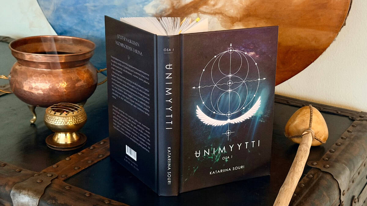 Katariina Souri Unimyytti Kirjaesittely Arvostelu Joutsensukuisen suominoidan tarina Luonnonusko Luontousko Suomalainen mytologia muinaisusko Pakanalliset perinteet Mitä tarkoittaa juurettomuus