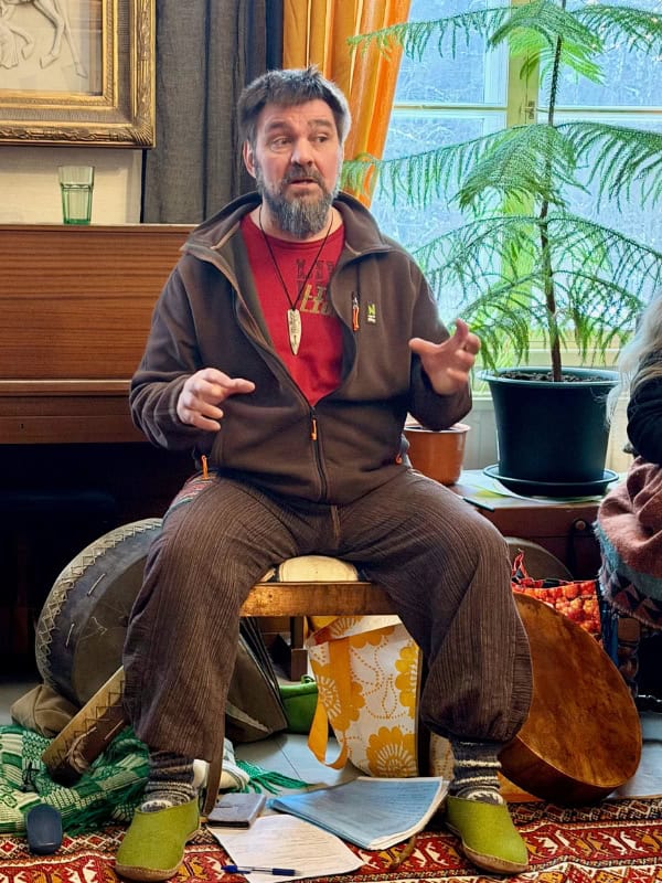 Juha Kivinen Mitä on shamaani Shamanismi kurssi Rumpuhoito Soittaa shamaanirumpua Mikä on samanismi Shamaani hoito kokemuksia Shamaani koulutus Suomalainen shamaani