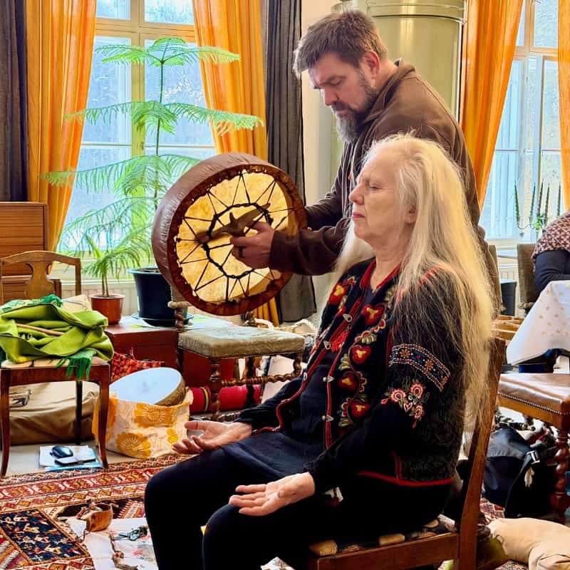 Juha Kivinen Mitä on shamaani Shamanismi kurssi Rumpuhoito Soittaa shamaanirumpua Mikä on samanismi Shamaani hoito kokemuksia Shamaani koulutus Suomalainen shamaani