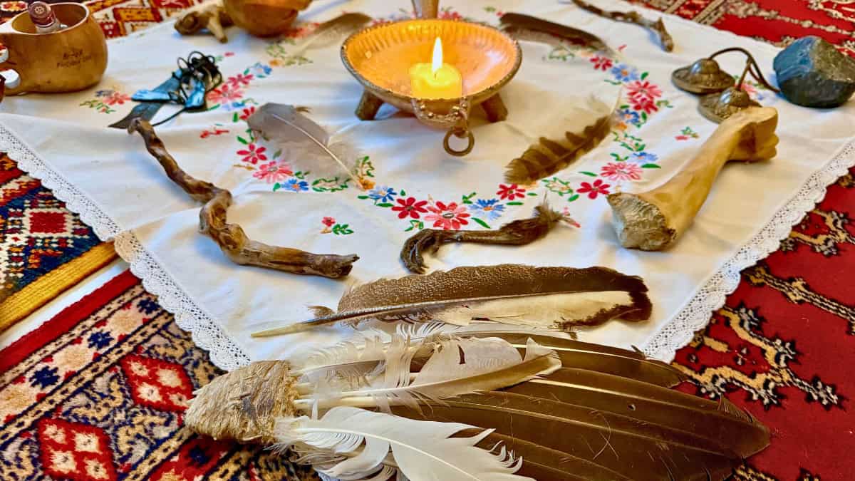 Shamanistinen alttari Juha Kivinen Henkinen opas Mitä on shamaani Shamanismi kurssi Rumpuhoito Soittaa shamaanirumpua Mikä on samanismi Shamaani hoito kokemuksia Shamaani koulutus Suomalainen shamaani