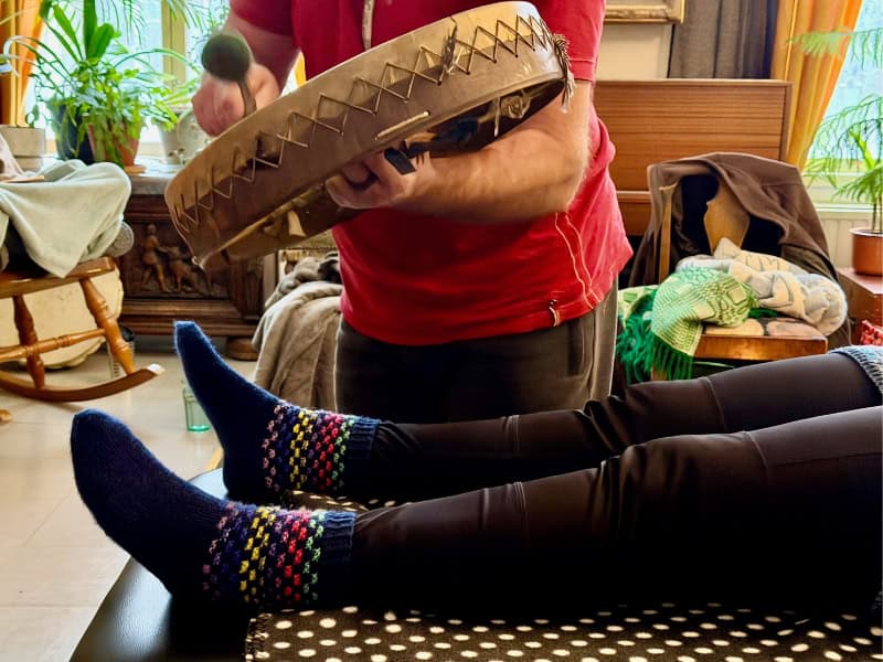 Juha Kivinen Mitä on shamaani Shamanismi kurssi Rumpuhoito Soittaa shamaanirumpua Mikä on samanismi Shamaani hoito kokemuksia Shamaani koulutus Suomalainen shamaani