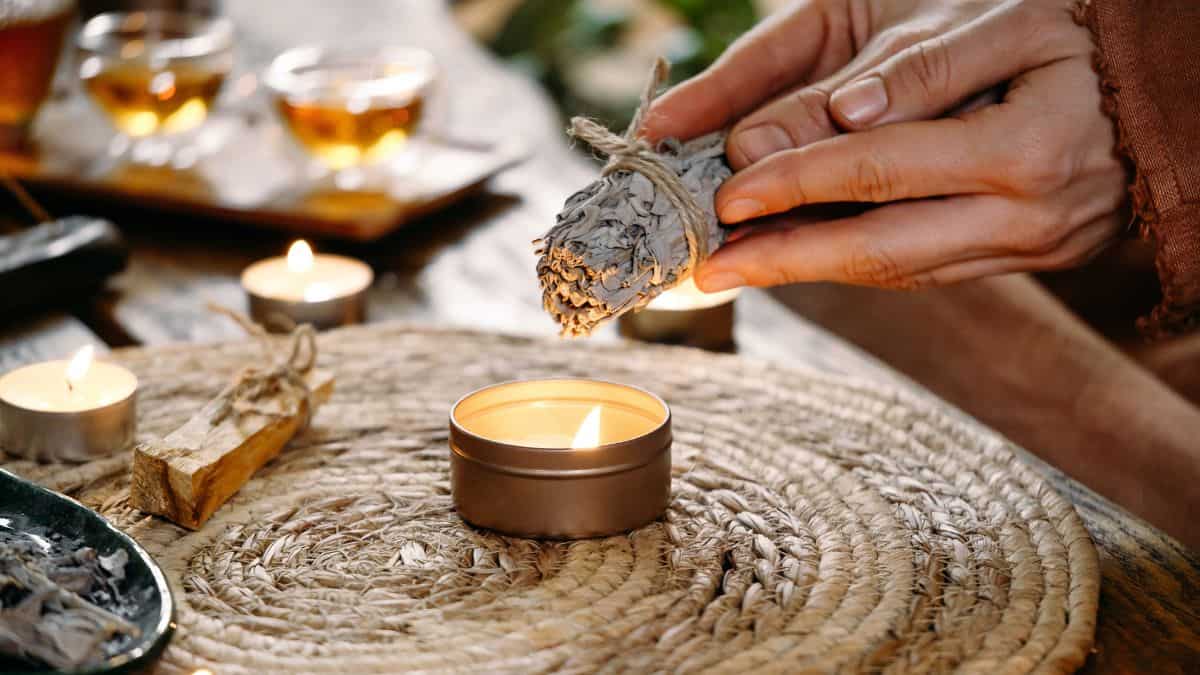 Kodin energiapuhdistus Espoo Kauniainen Kodin puhdistaminen salvialla Palo santo käyttö