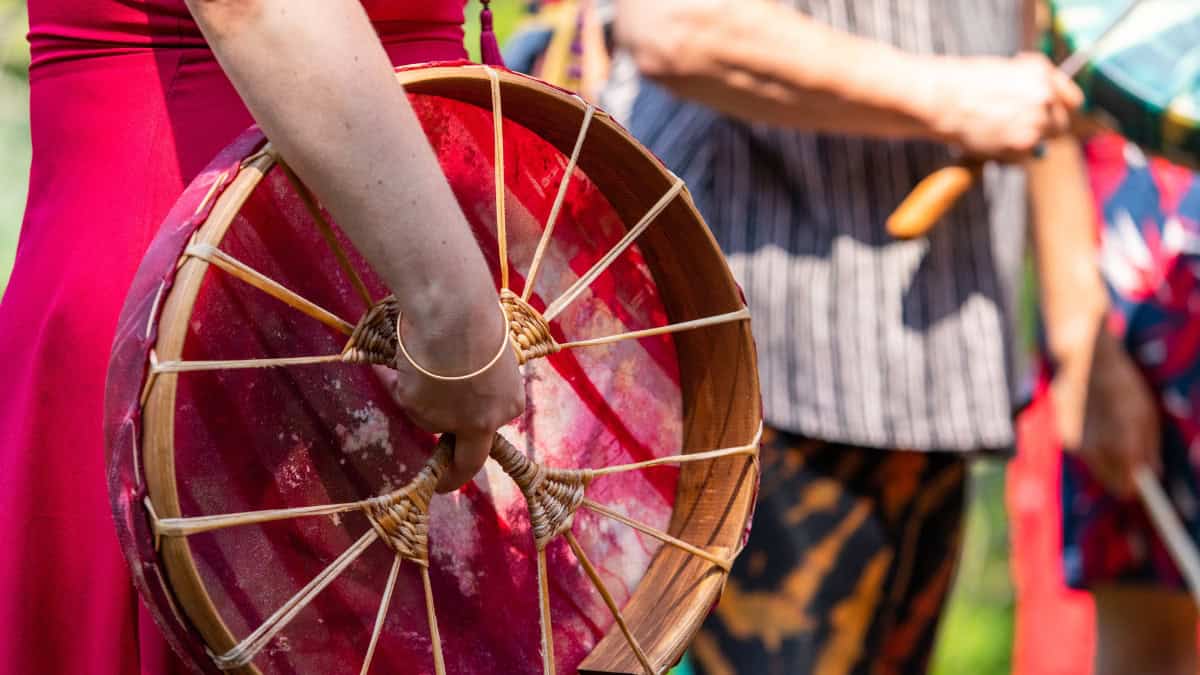 Shamanistinen rumpupiiri Espoo Kauniainen Soittaa shamaanirumpua yhdessä Shamanistiset tapahtumat Luonnonnoita Saaga Saarnisola