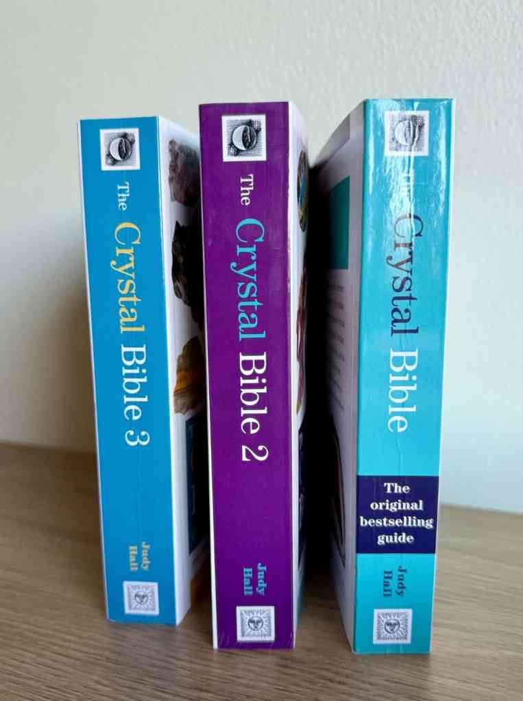 Crystal Bible Judy Hall Kivet ja kristallit merkitykset