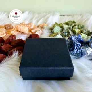 Mysteeriamuletti Kaulakoru mustassa laatikossa (esittelykappaleita)