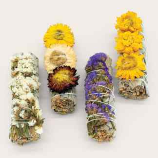 Kalifornian Valkoinen Salvia Luonnonkukat Suitsukenippu 10 cm Salviasuitsuke Salvianippu Kalifornian valkosalvia Suitsukenippu Irtosuitsuke Yrttisavu Luonnon yrttisuitsuke Shamanistinen energioiden puhdistaminen Poltettavaa salviaa Asunnon puhdistus salvialla Mistä saa salviaa Shamanistiset välineet