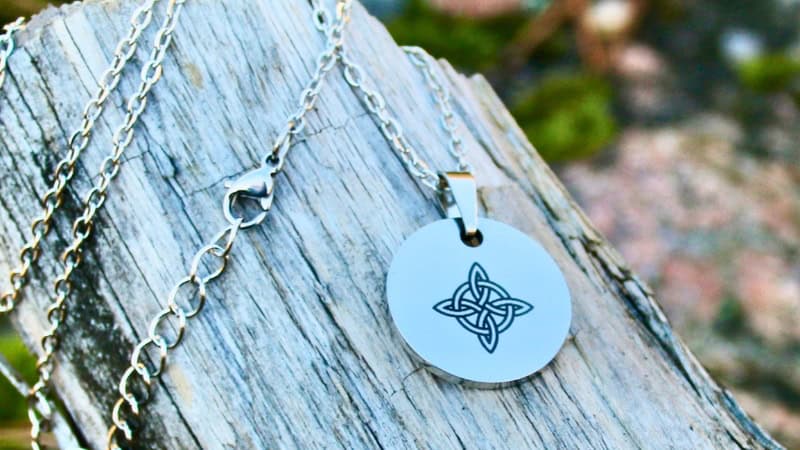 Kolmas Silmä Jewelry symbolikorut Suomalaiset amuletit Käsintehtyjä koruja Pienyrittäjä korvakorut kaulakorut rannekorut